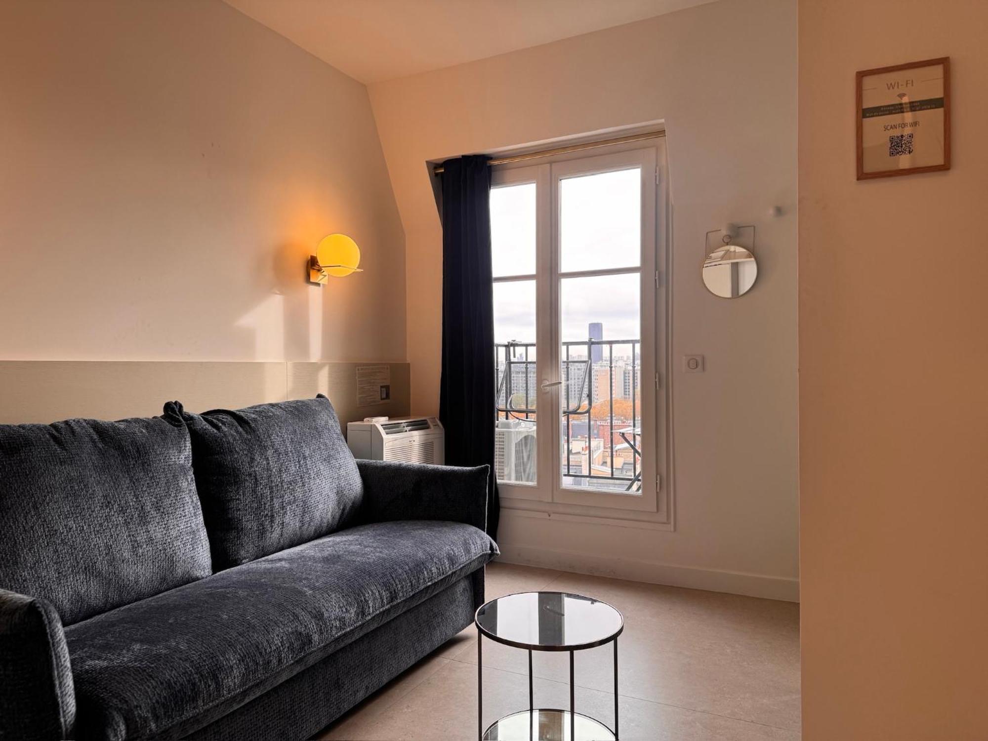 Eiffel Tower View Apartment *